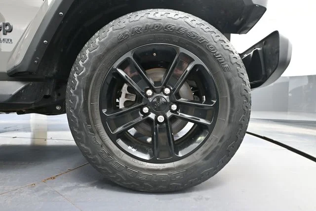 Certified Used 2022 Gray Jeep Unlimited Sahara Altitude image 18