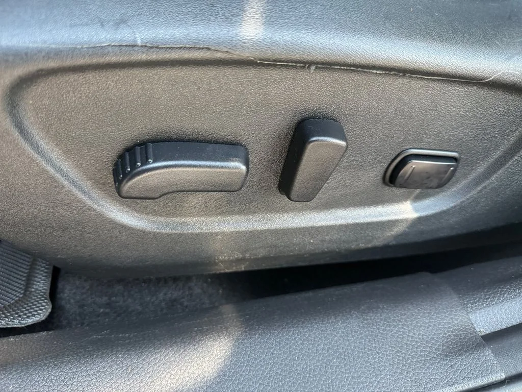 Used 2018 White Nissan SL image 31