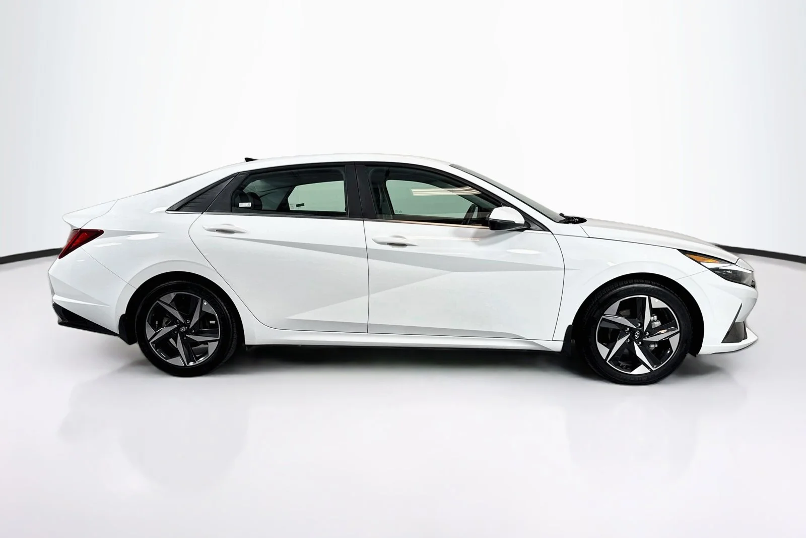 Used 2023 Ceramic White Hyundai Limited image 4