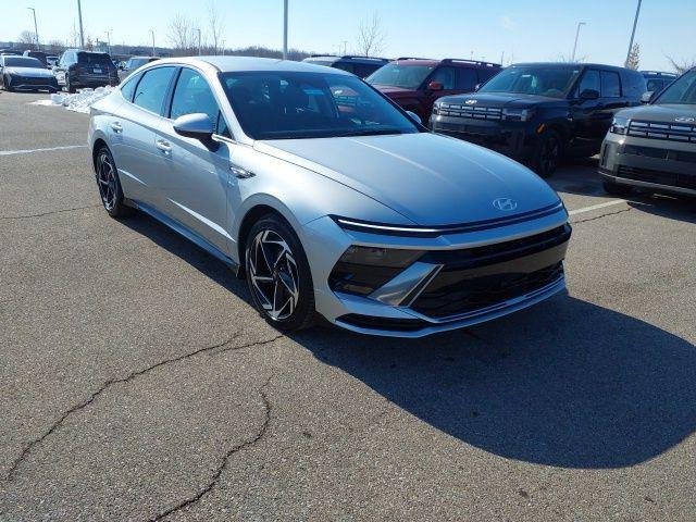 New 2026 Silver Hyundai SEL Sport image 4
