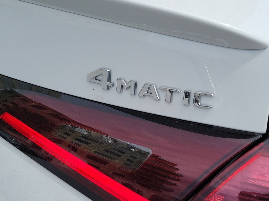 New 2027 MANUFAKTUR Moonlight White Metallic Mercedes-Benz GLC 300 image 7