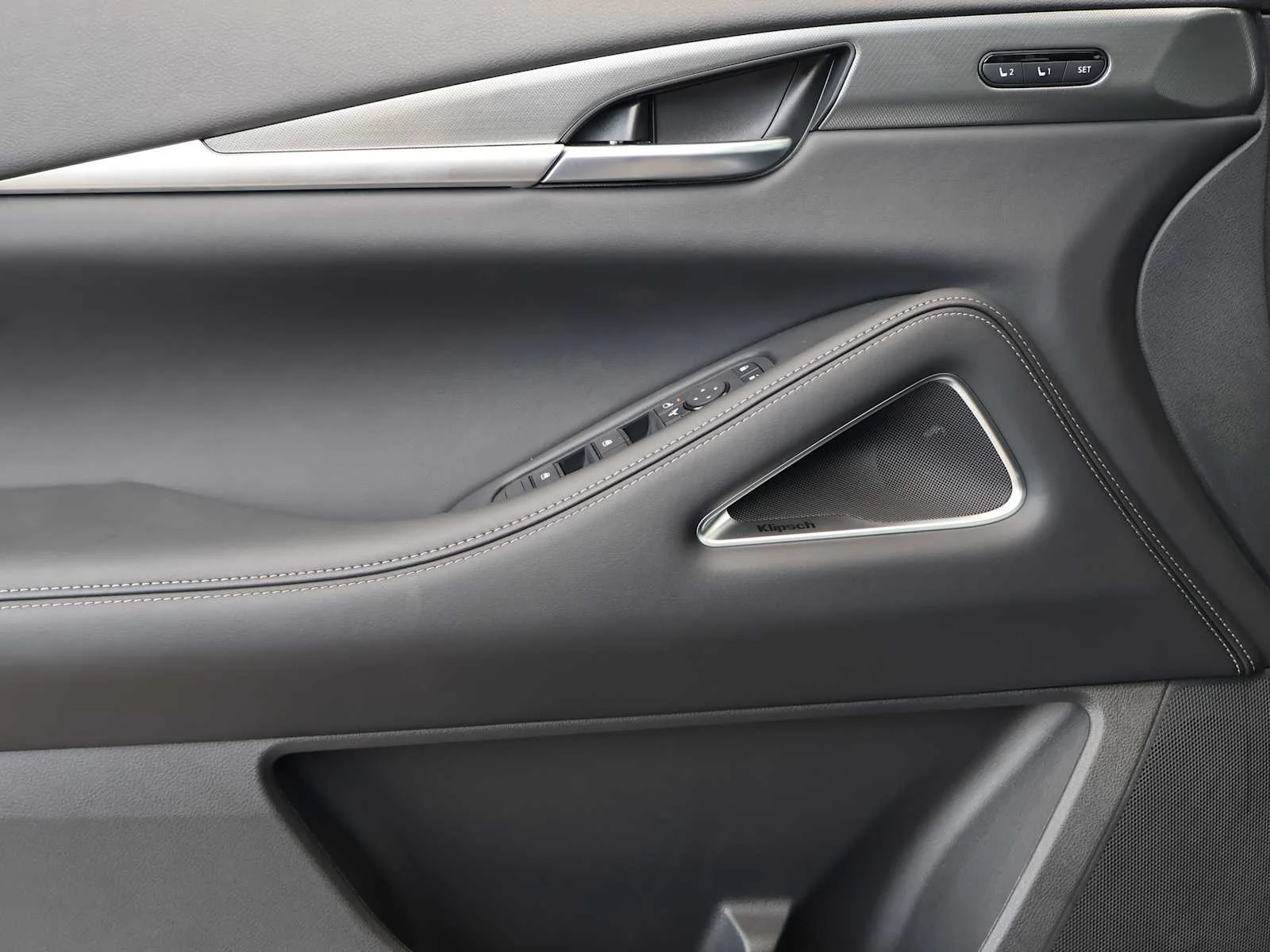 New 2027 RADIANT WHITE INFINITI Luxe FWD image 17