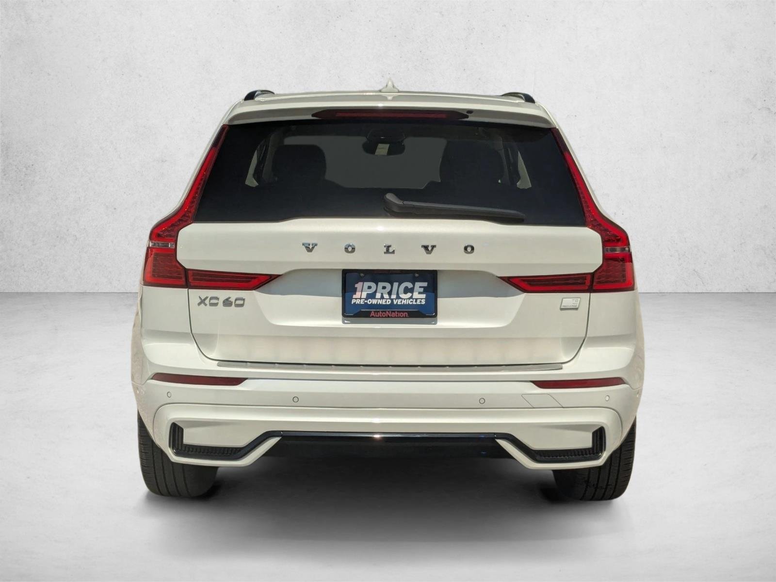 Used 2024 Crystal White Metallic Volvo Plus Dark Theme image 7