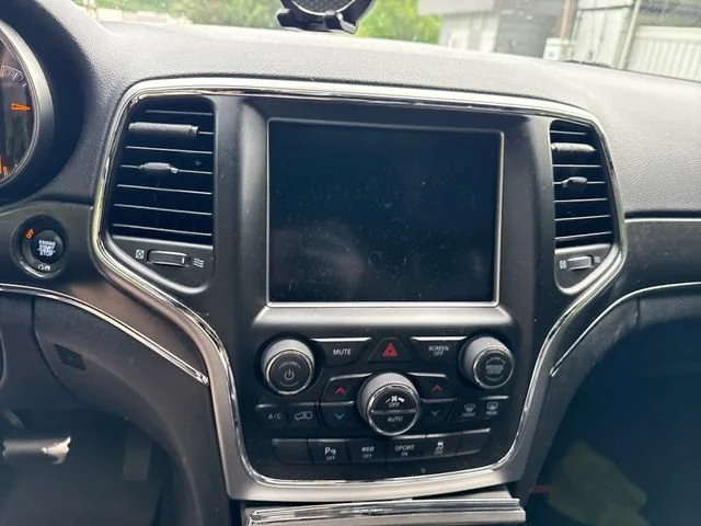 Used 2018 Crystal Metallic Jeep Limited image 18