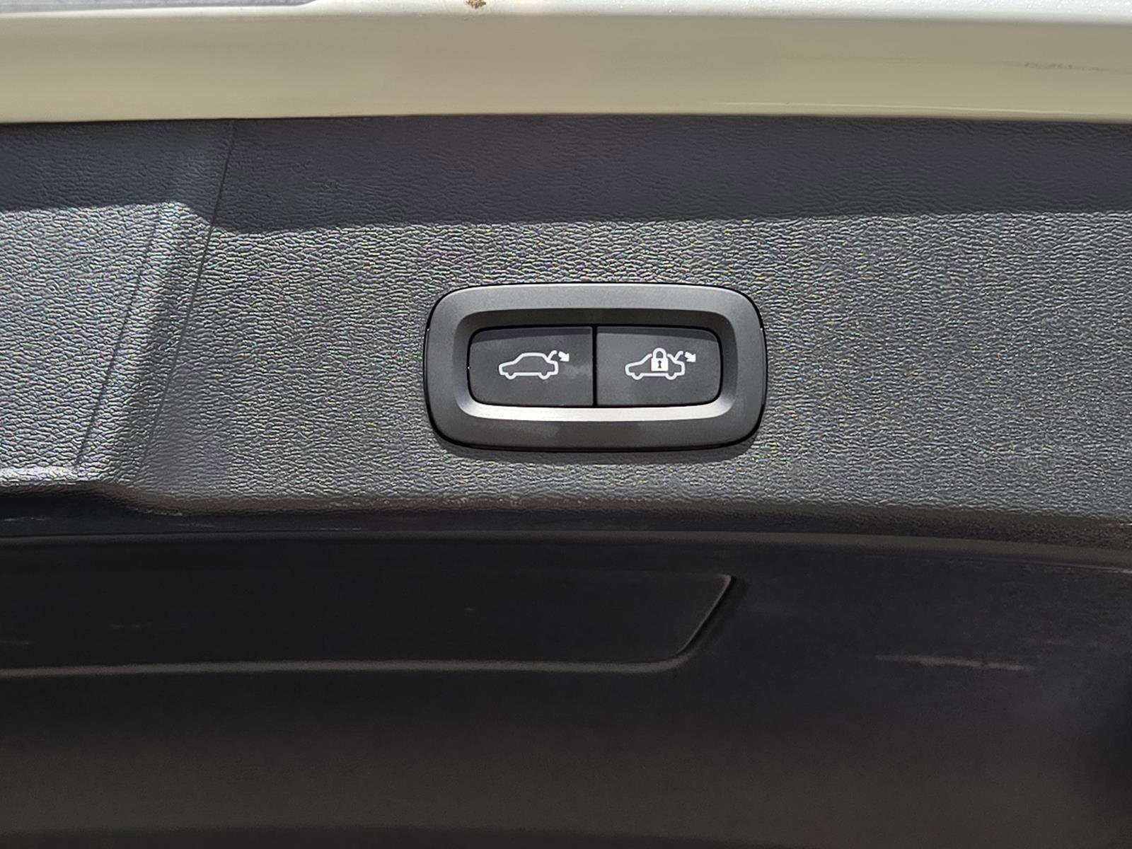 Used 2023 Crystal White Volvo Ultimate Bright Theme image 12