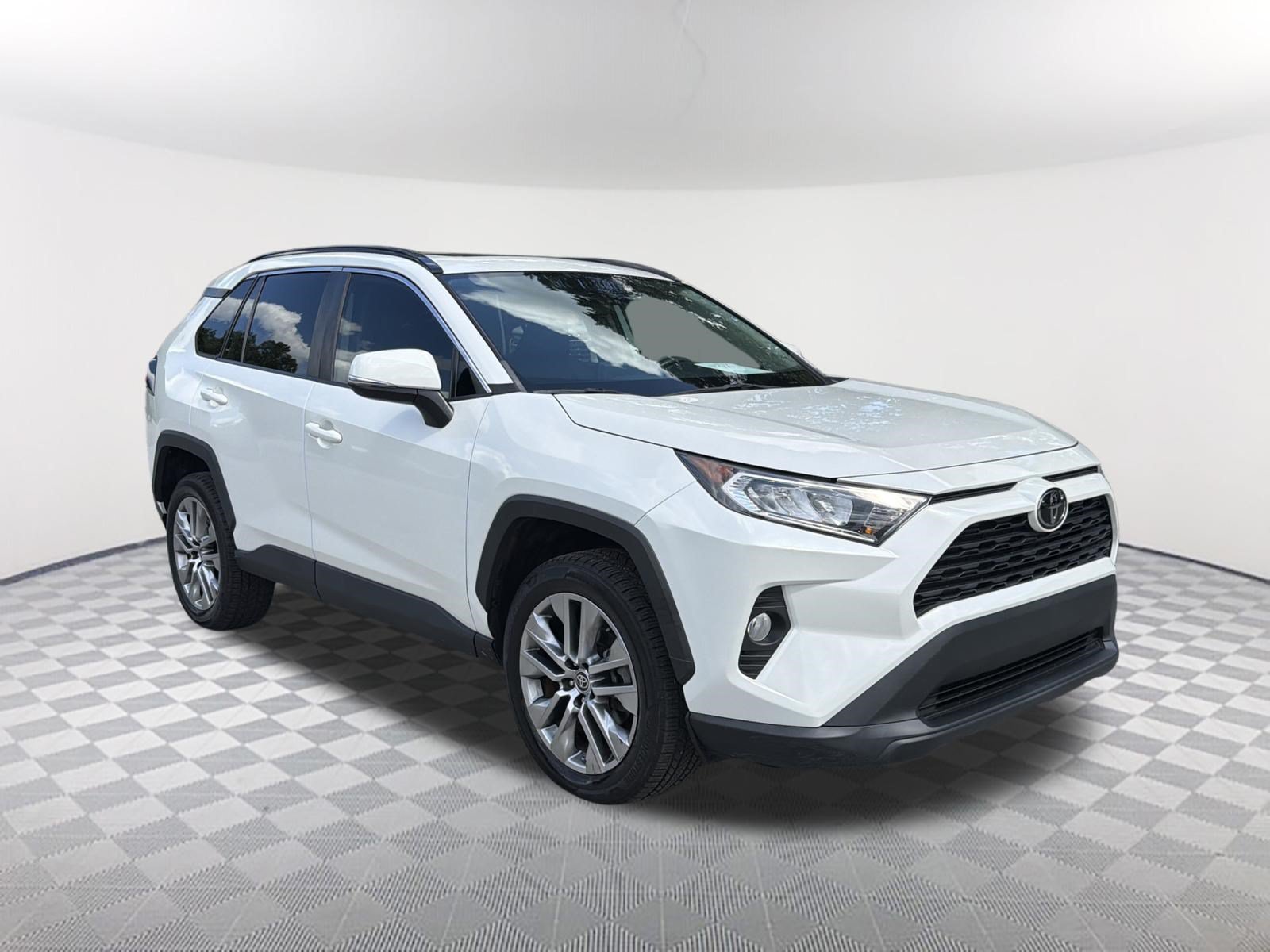 Used 2021 Blizzard Pearl Toyota XLE Premium image 3