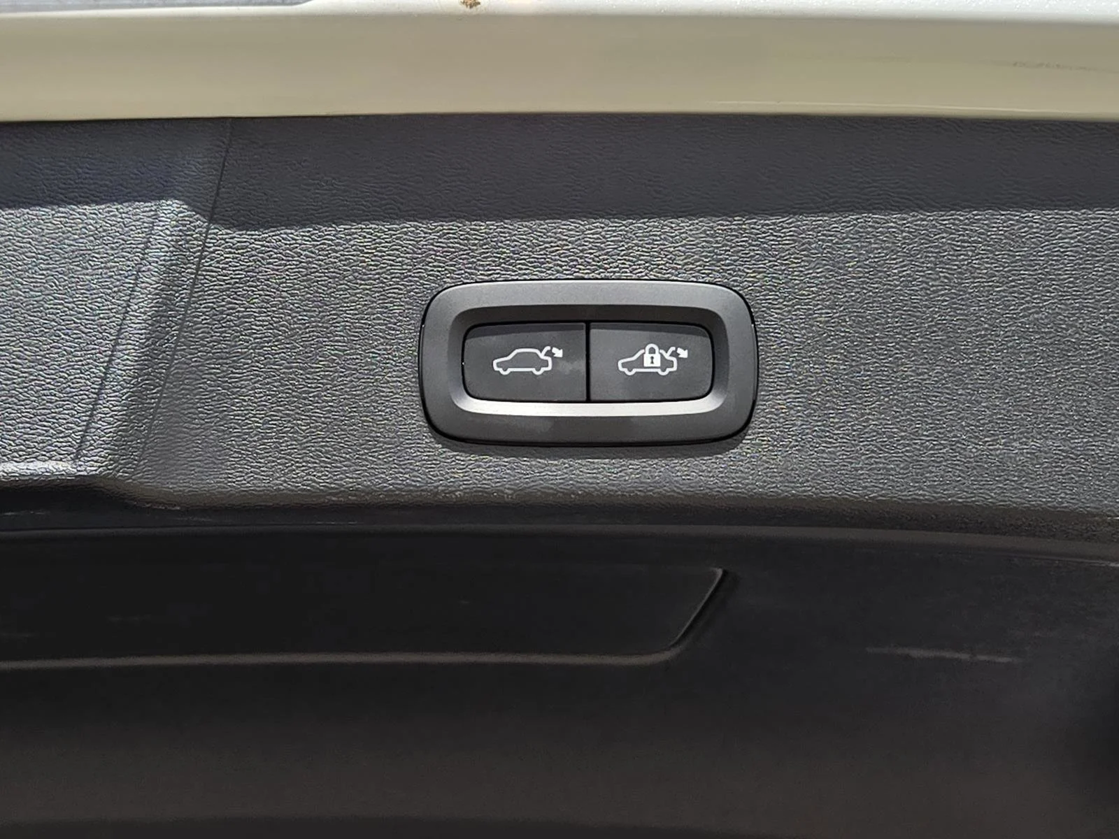 Used 2023 Crystal White Volvo Ultimate Bright Theme image 12