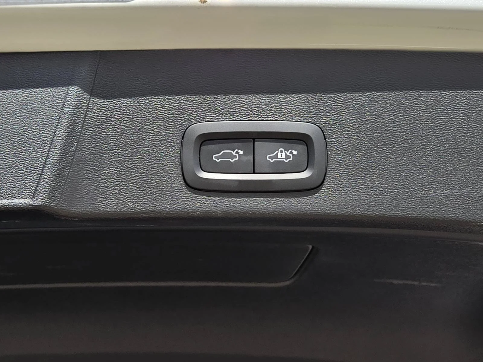 Used 2023 Crystal White Volvo Ultimate Bright Theme image 12