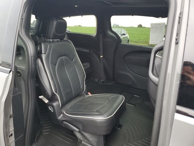 Used 2025 White Chrysler Limited image 23