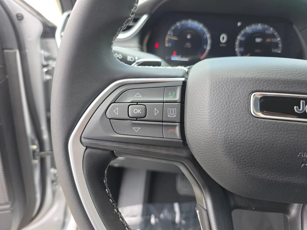 New 2026 Silver Zynith Exterior Paint Jeep Laredo image 33