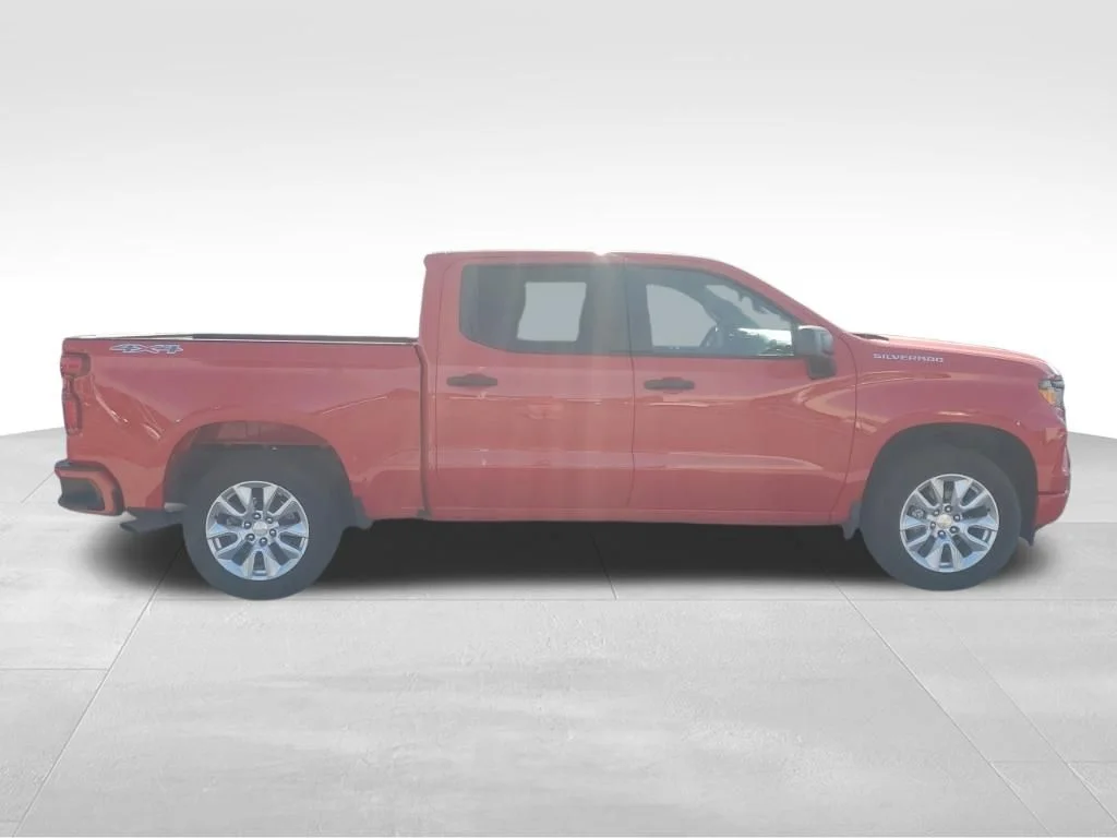 Used 2023 Red Chevrolet Custom image 9