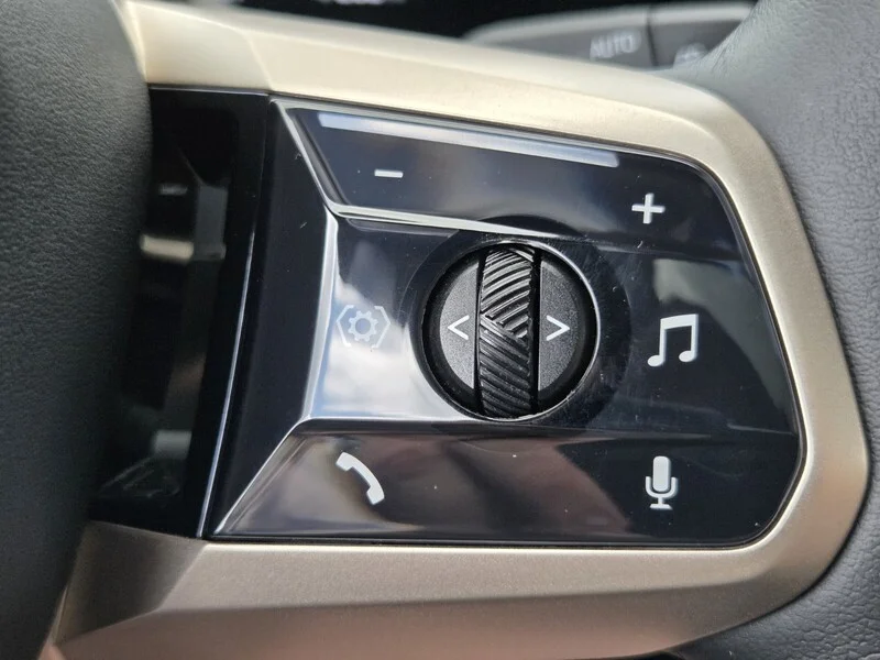 Used 2024 White Metallic BMW M60 SPORTS ACTIVITY VEHICLE image 41