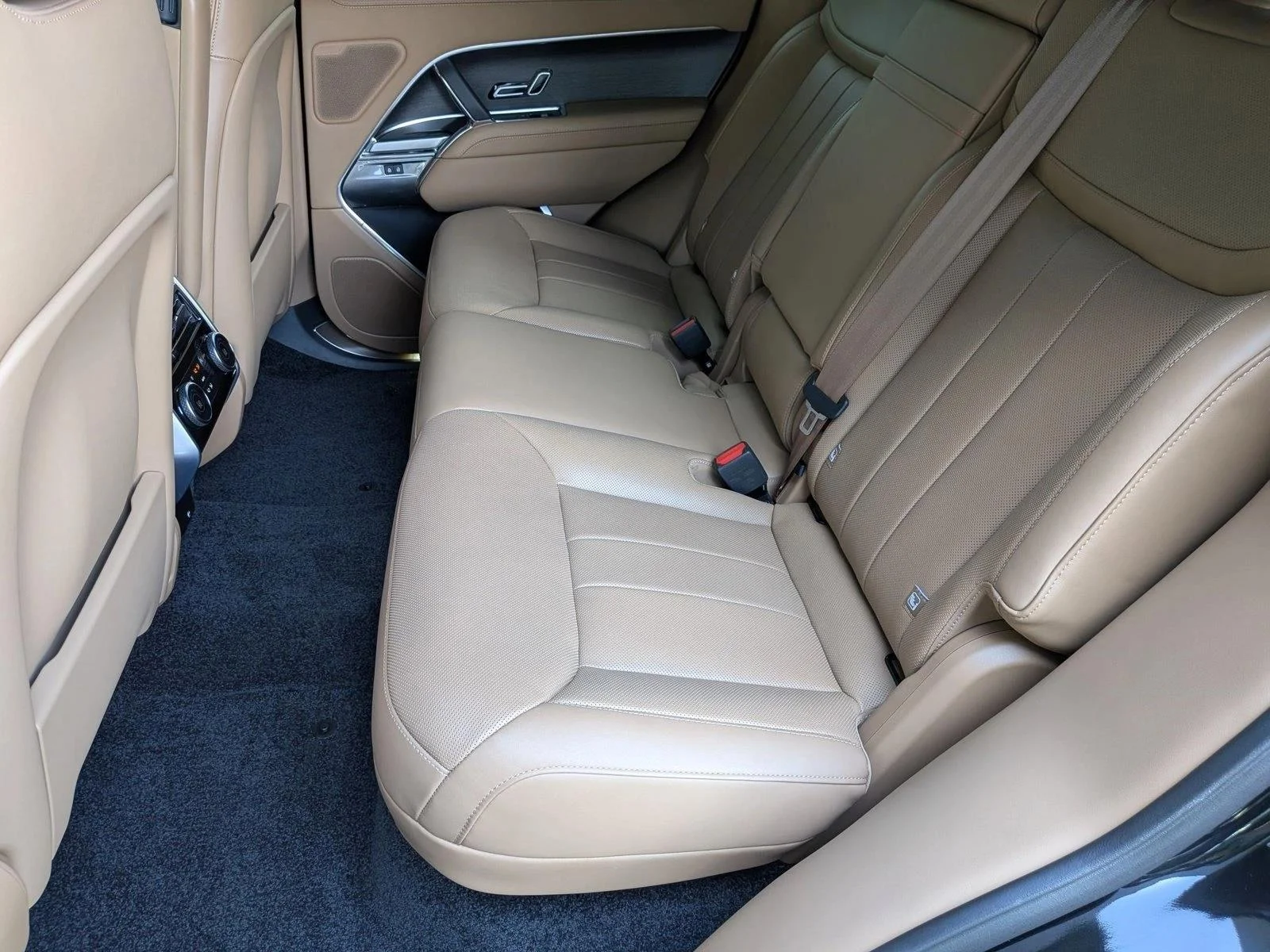 Used 2025 Santorini Black Metallic Land Rover SE image 20