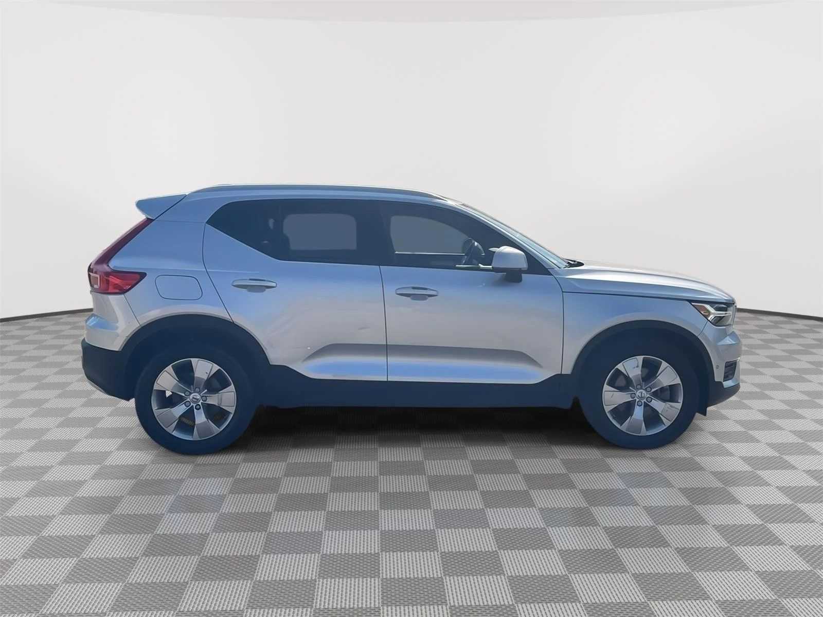 Used 2019 Bright Silver Metallic Volvo Momentum image 8