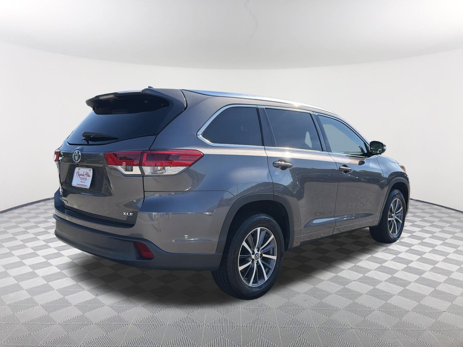 Used 2018 Predawn Gray Mica Toyota XLE image 15