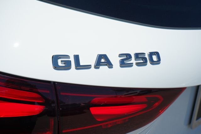 New 2026 Polar White Mercedes-Benz GLA 250 image 12