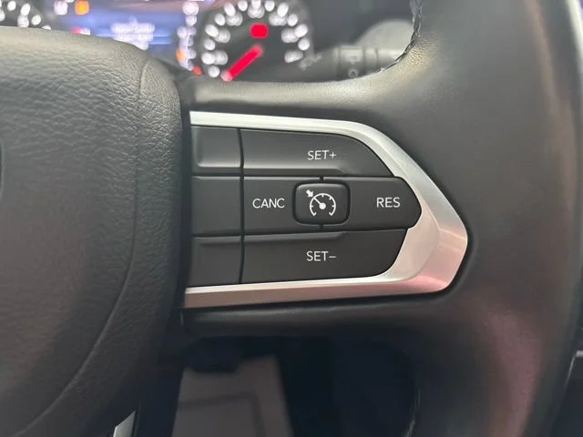 Used 2022  Jeep Latitude Lux image 36