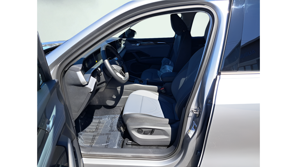 2025 Volkswagen Tiguan SE - Photo 11