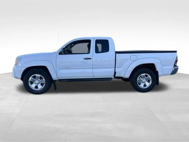 Used 2013 White Toyota Base image 2