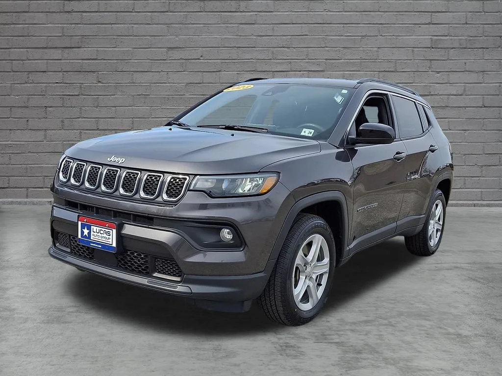 Used 2023 Granite Crystal Metallic Clearcoat Jeep Latitude image 5