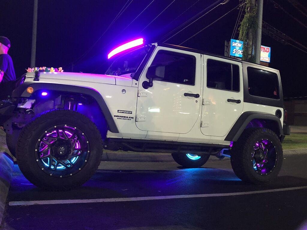 Used 2017 Bright White Clearcoat Jeep Sport image 5