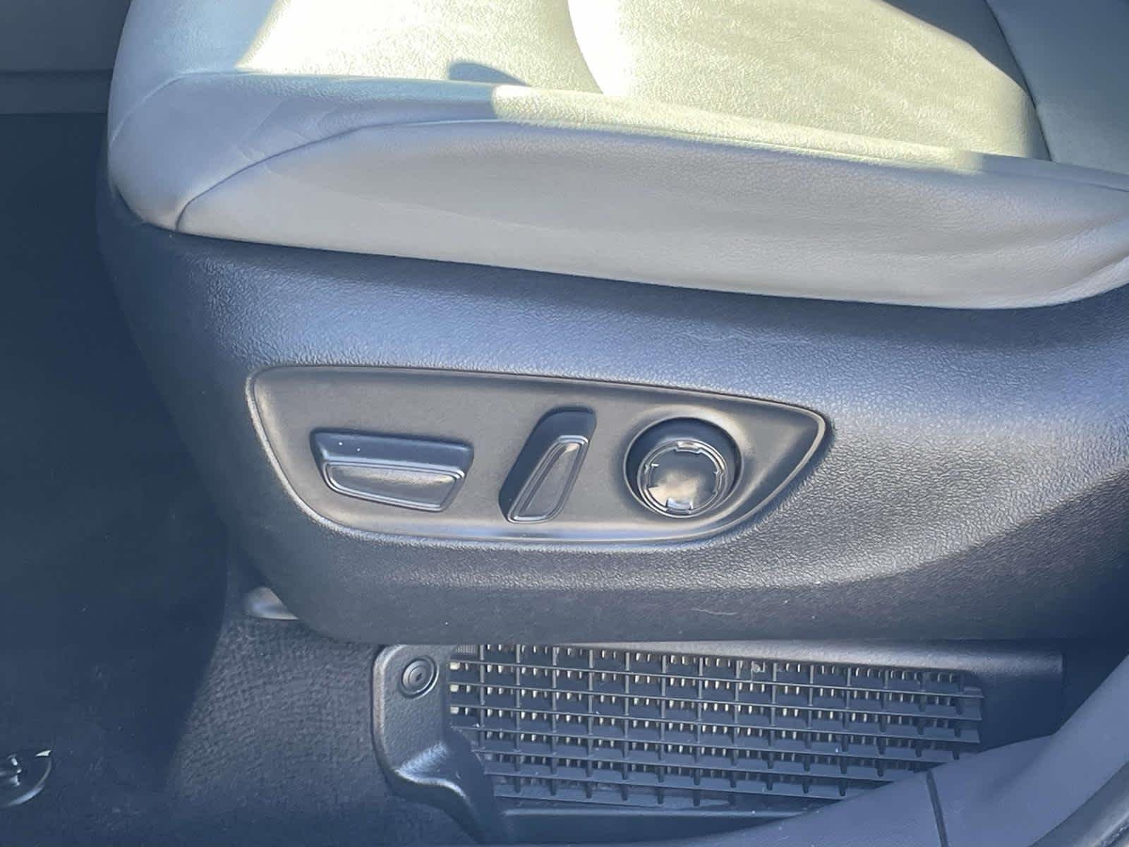 Used 2023 Wind Chill Pearl Toyota XLE image 23