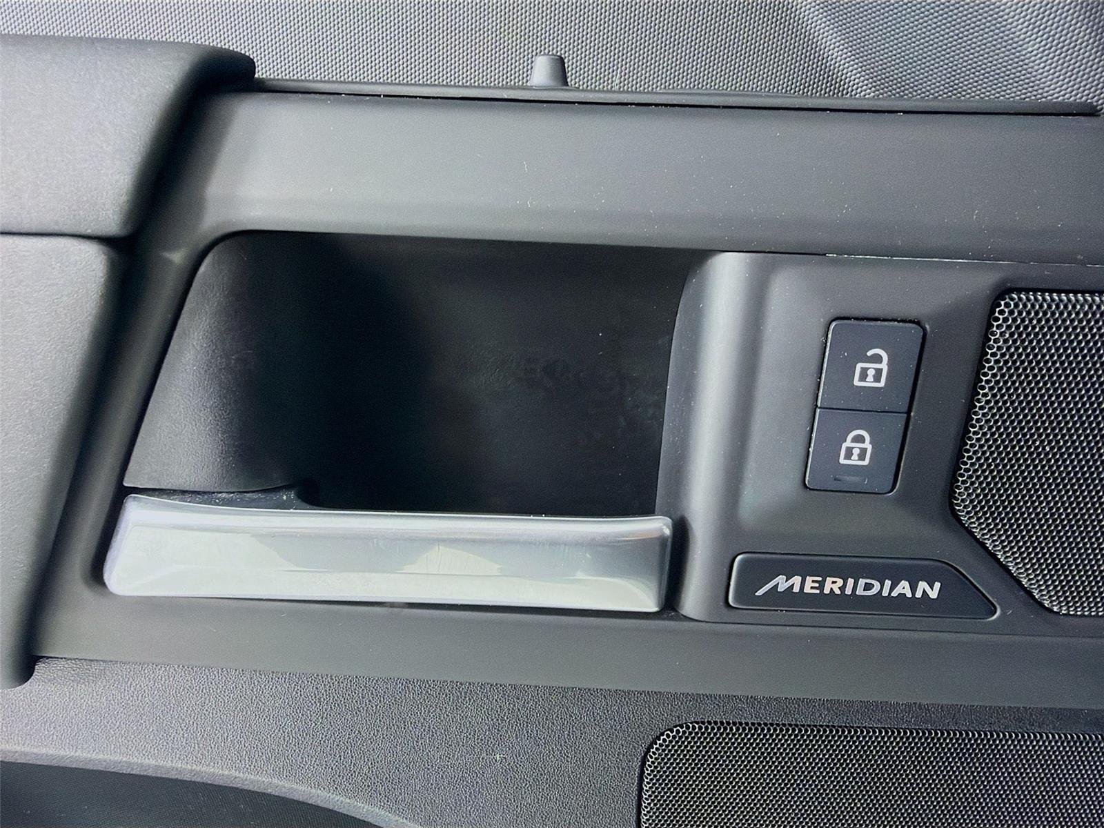 Used 2025 Santorini Black Metallic Land Rover S image 8