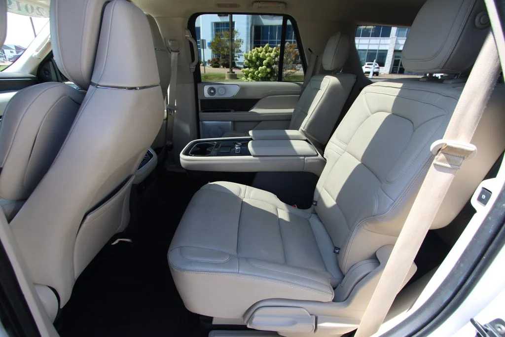 Used 2019 White Platinum Tri-Coat Metallic Lincoln Reserve image 7
