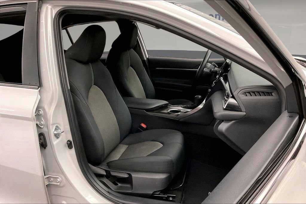 Used 2022 White Toyota LE image 10