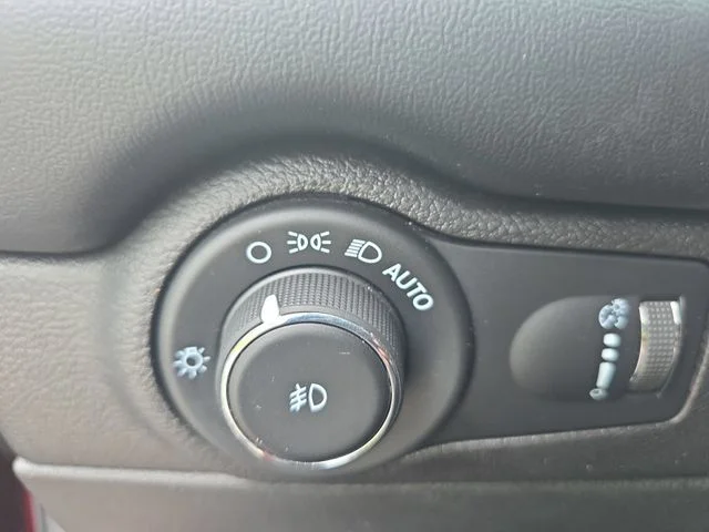 Used 2021 Red Dodge SXT Plus image 27