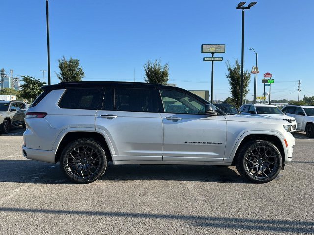 Used 2025  Jeep Summit image 4