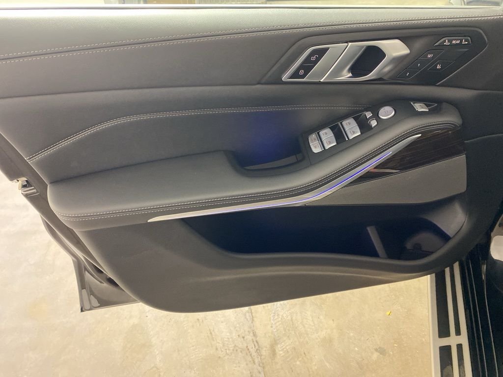 Used 2023 Black Sapphire Metallic BMW xDrive40i image 23