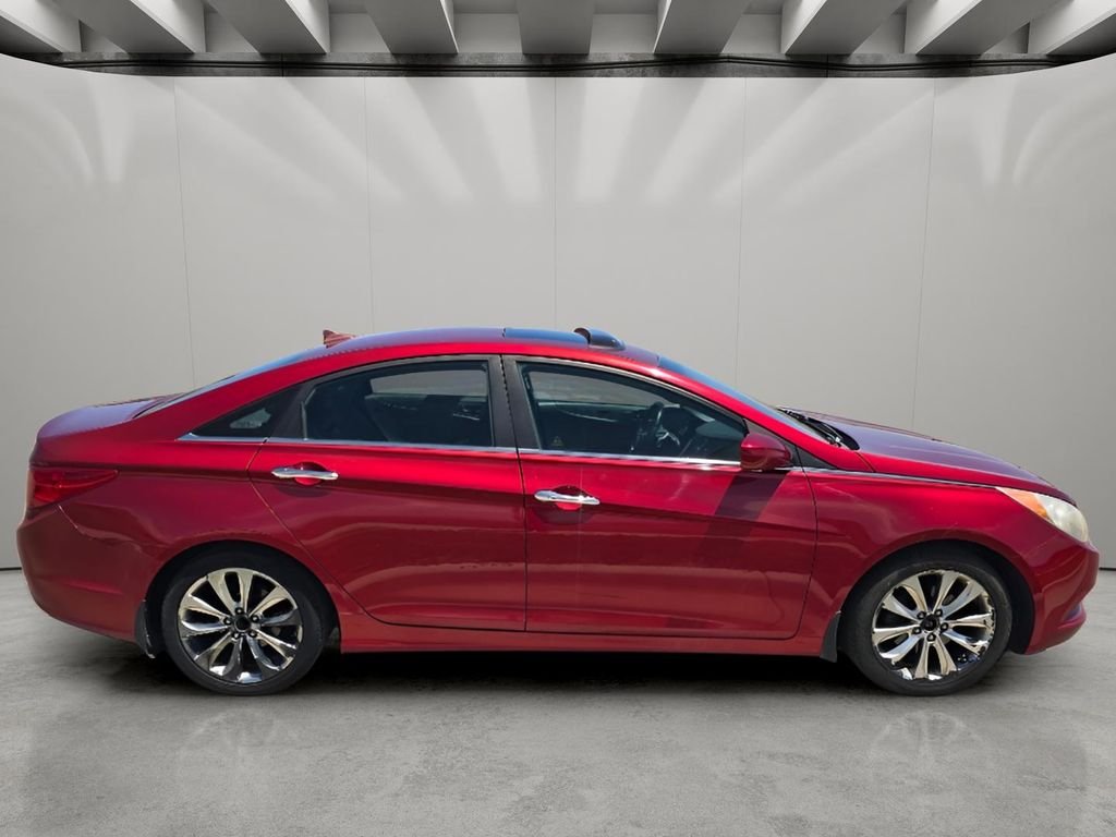 Used 2011 Venetian Red Hyundai SE image 6
