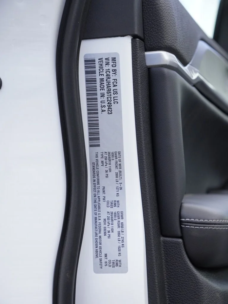 New 2026 Bright White Clear-Coat Exterior Paint Jeep Altitude image 33