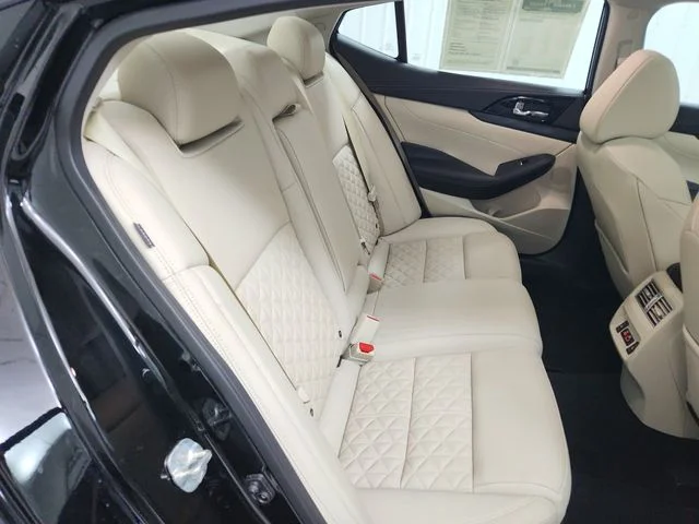 Used 2022 Black Nissan Platinum image 42