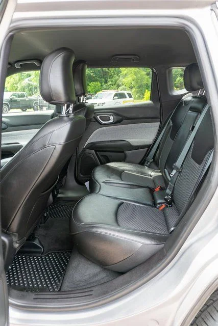 Used 2023 Silver Jeep Latitude image 12