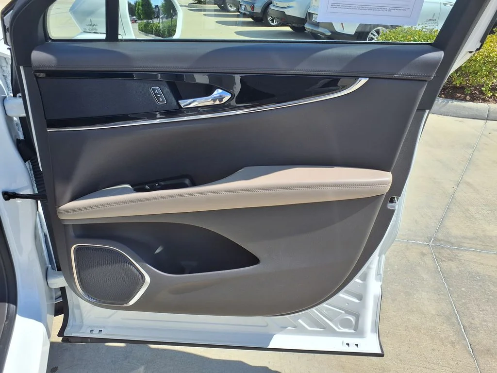 Used 2022 White Lincoln Standard image 22