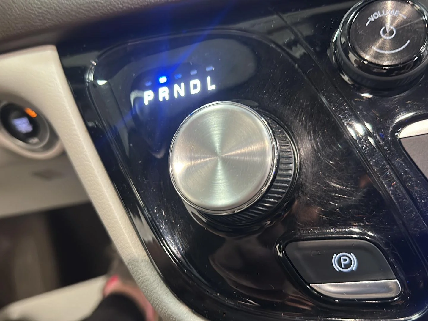 Used 2018 Molten Silver Chrysler Touring L Plus image 25