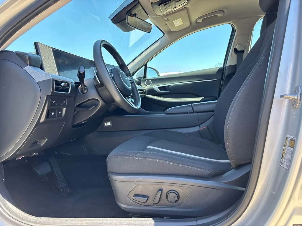 Used 2025 Aero Silver Hyundai SEL image 9