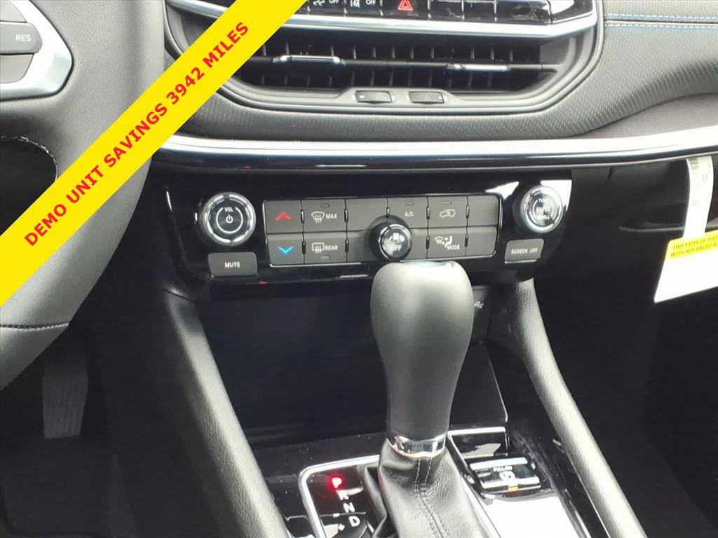 New 2026 Red Hot Pearl-Coat Exterior Paint Jeep Latitude image 9
