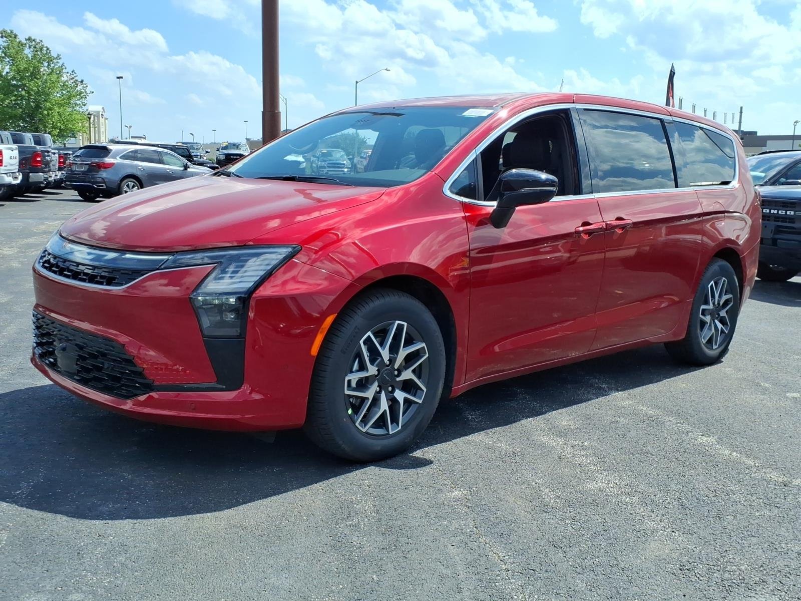 2027 Chrysler Pacifica Limited's photo