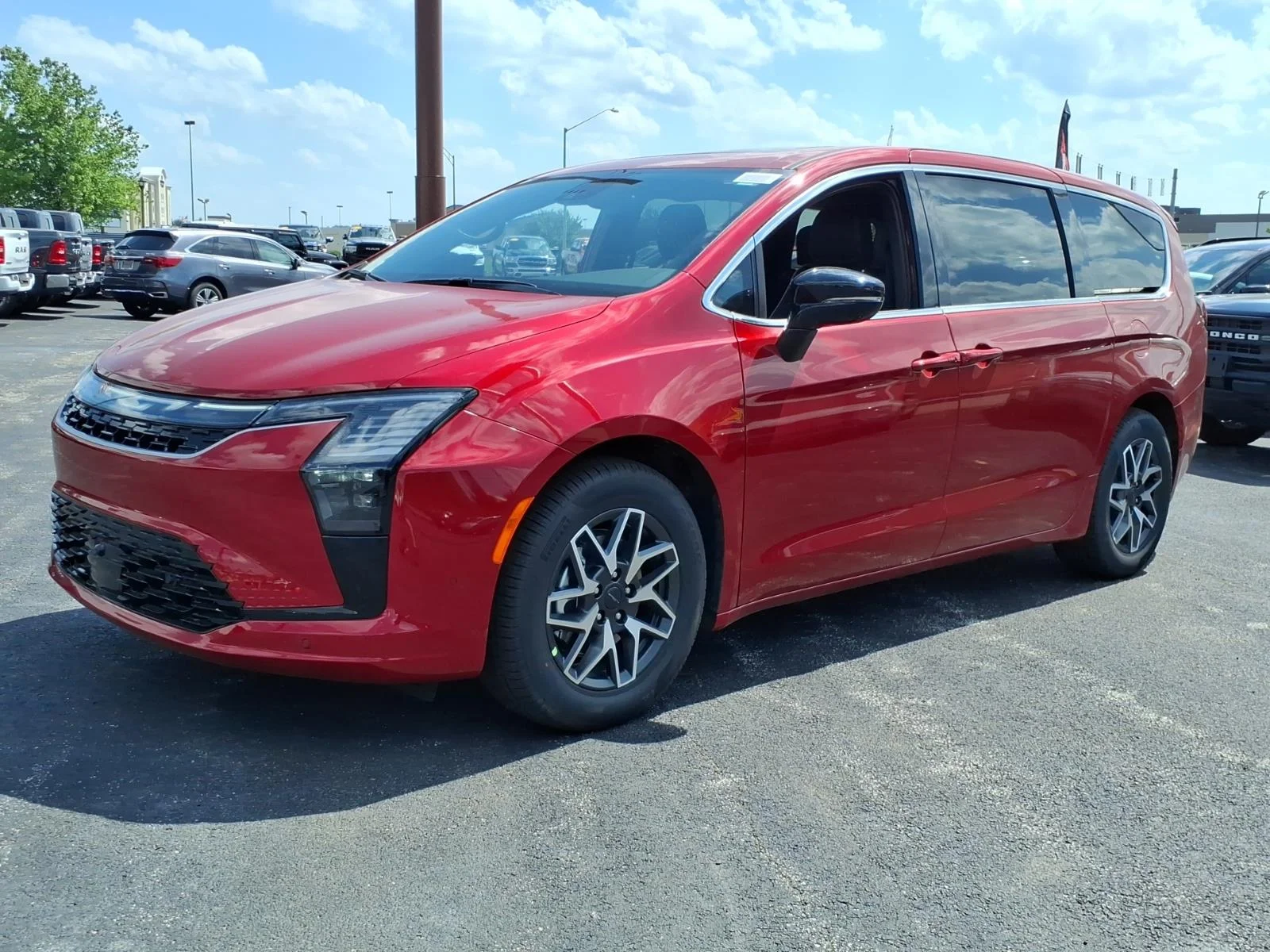2027 Chrysler Pacifica Limited's photo