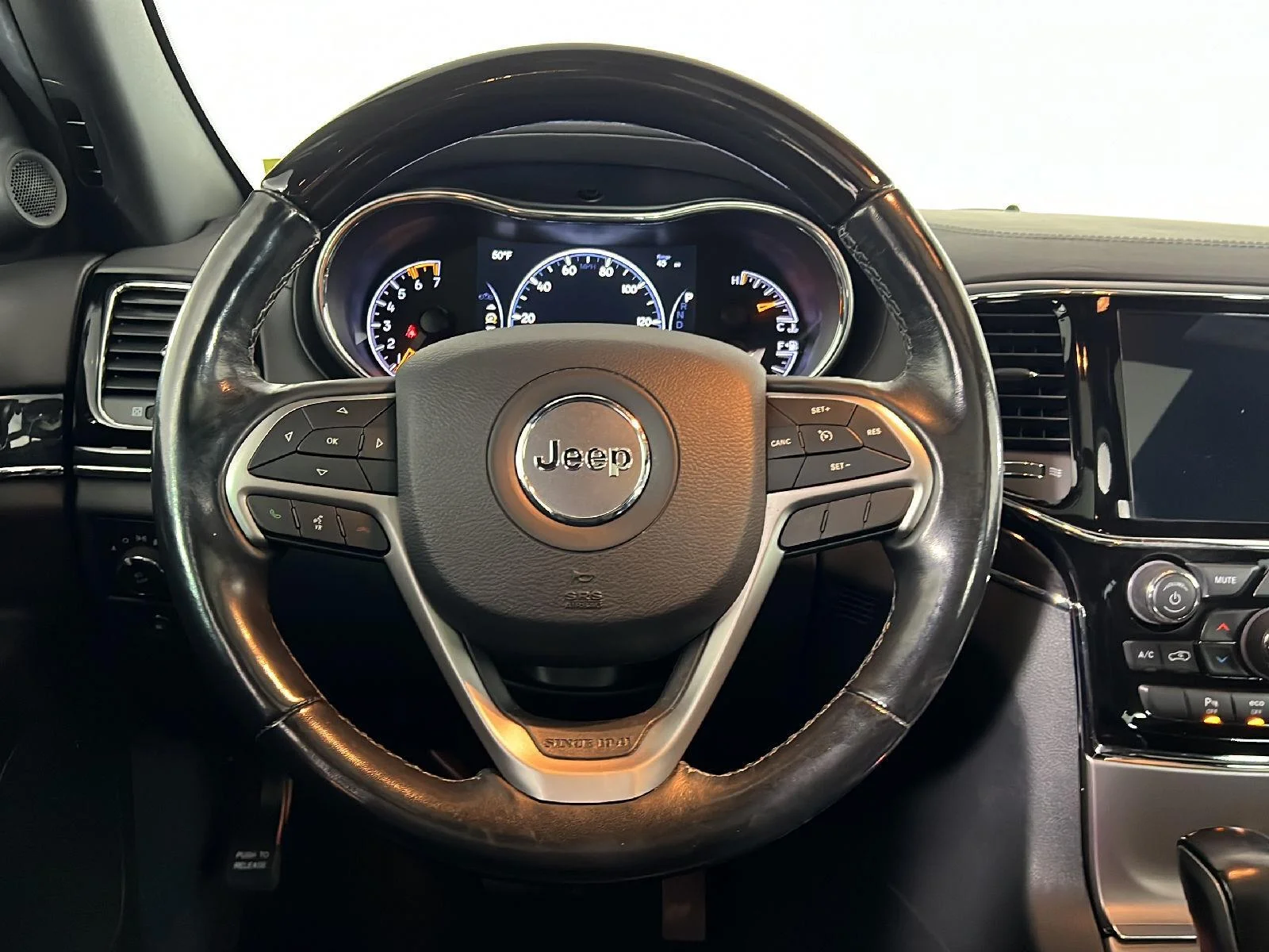 Used 2020 Diamond Black Crystal Pearlcoat Jeep Overland image 17