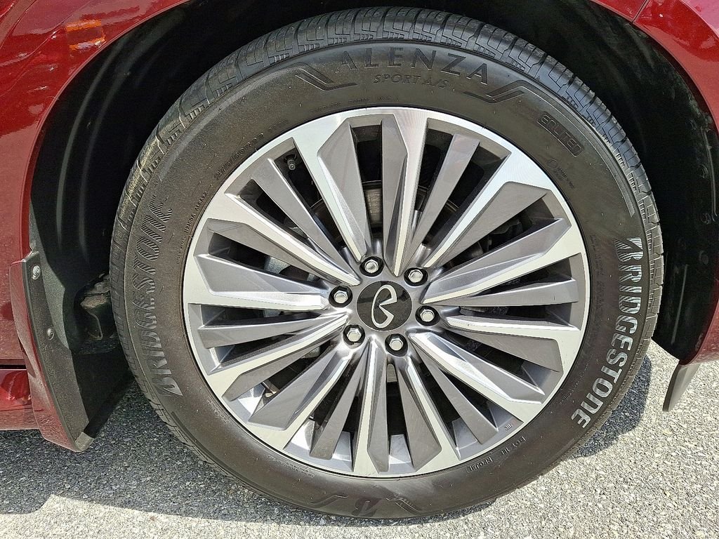 Used 2025 Red INFINITI LUXE image 9