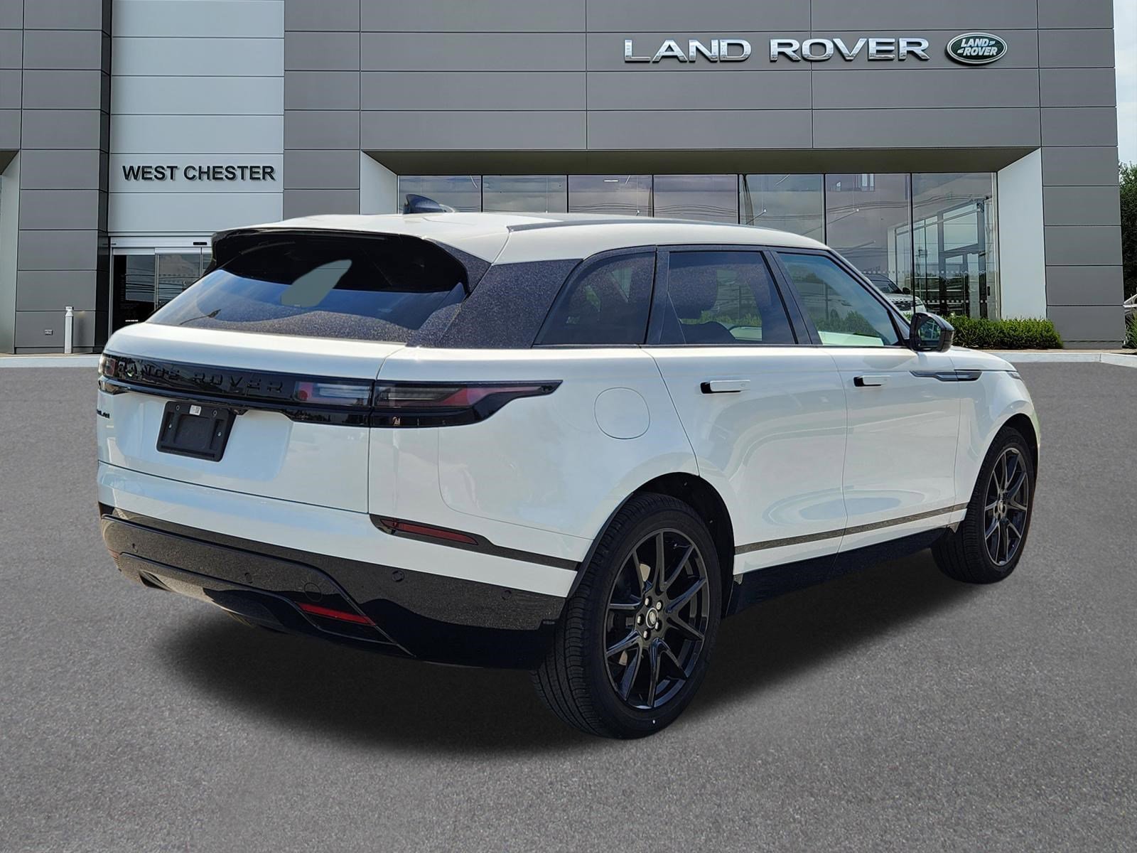 Certified Used 2026 Fuji White Land Rover Dynamic SE image 4