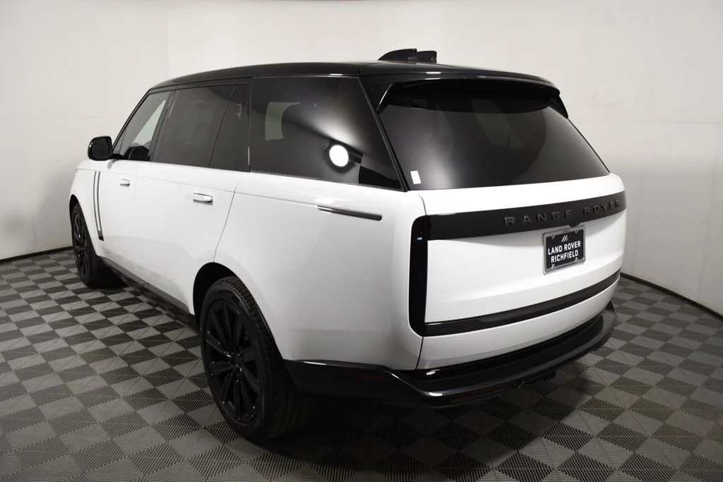 New 2026 Fuji White Land Rover SE image 4