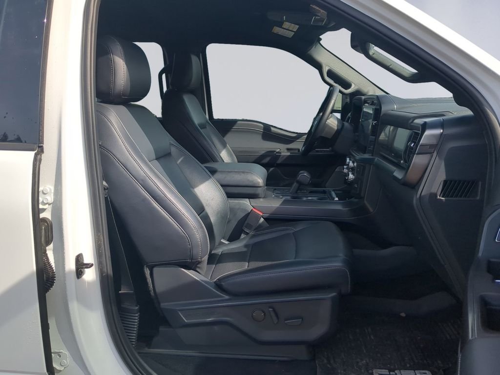 Used 2025  Ford Lariat image 19