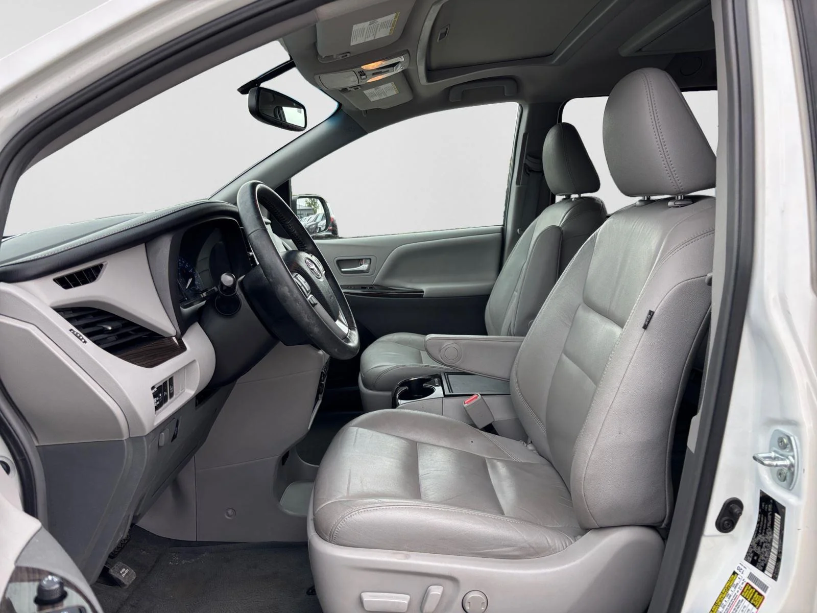 Used 2016 Blizzard Pearl Toyota XLE Premium 8-Passenger image 10