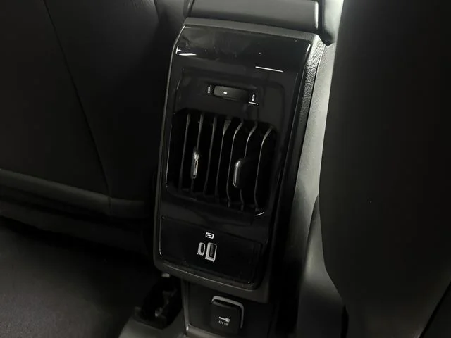 New 2026 Fathom Blue Pearl-Coat Exterior Paint Jeep Latitude image 19