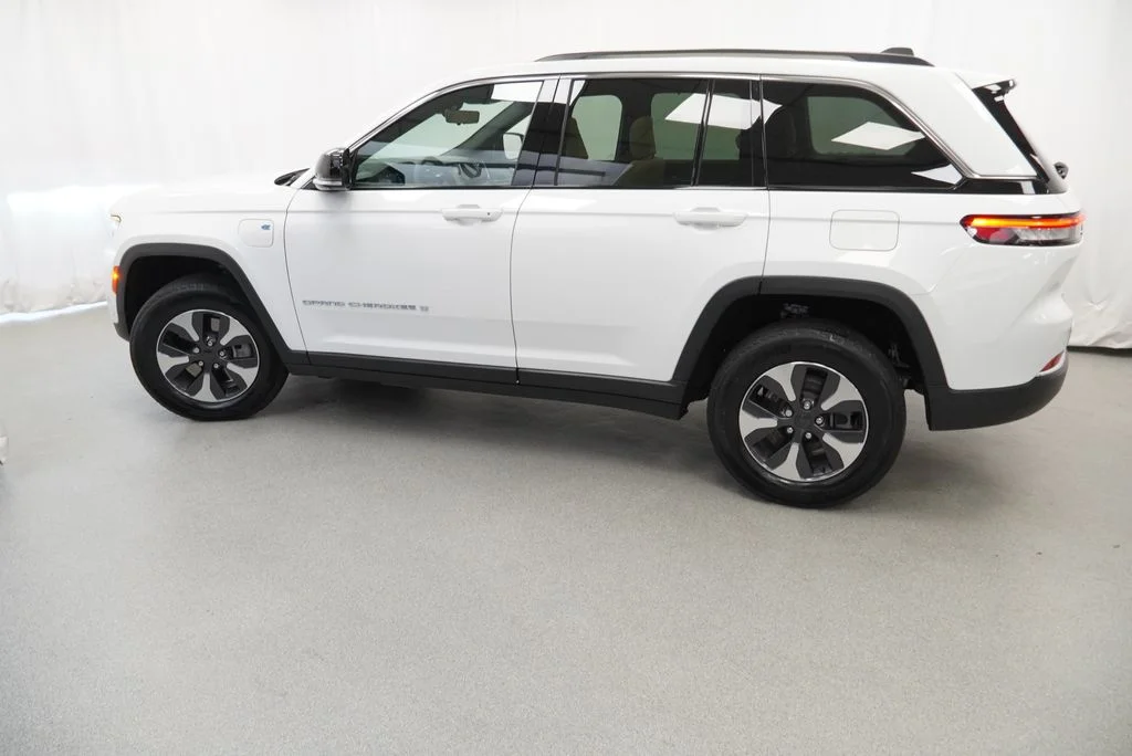 Used 2022 White Jeep 4xe image 15